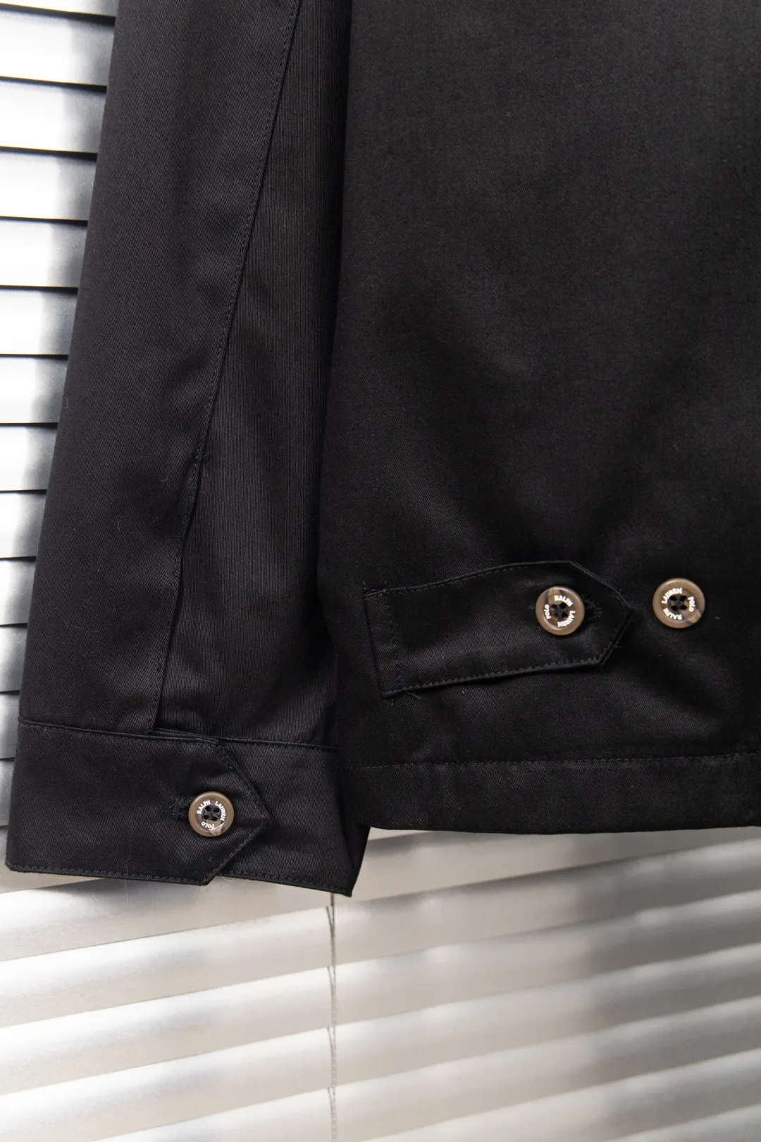 🅿️330 new model number: B129 Ralph Lauren's new 2024 classic old money style stand collar executive zipper jacket 1️⃣Selected from high-quality original developed pure cotton fabrics, with customized plaid lining inside, the overall wearing effect is very soft and comfortable, 2️⃣The workmanship details are perfectly controlled, the chest is exquisitely embroidered with small logos, and the dropped shoulders are made of splicing technology to create a unique design style that highlights your personality! The version is simple but not simple! 3️⃣ Complete with tag accessories, unisex design, and a very versatile jacket for men and women! Color: black, navy, khaki, green Size: S, M, L, XL